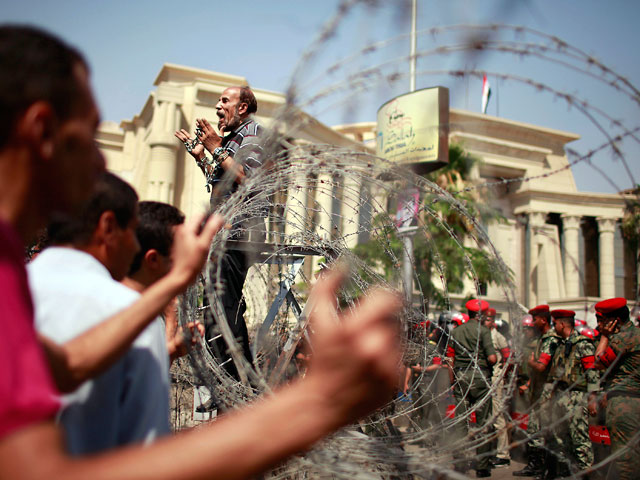 Протестующие перед зданием Конституционного суда в Каире, 14 июня 2012 года