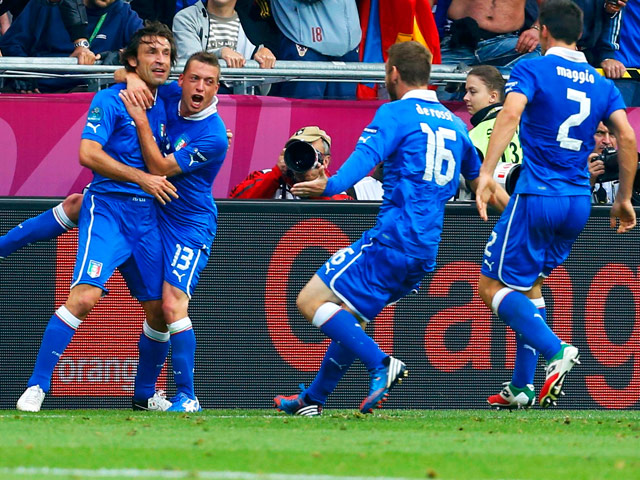 В четверг на чемпионате Европы по футболу проходят матчи второго тура группового этапа в квартете С. Первыми на поле вышли сборные Италии и Хорватии