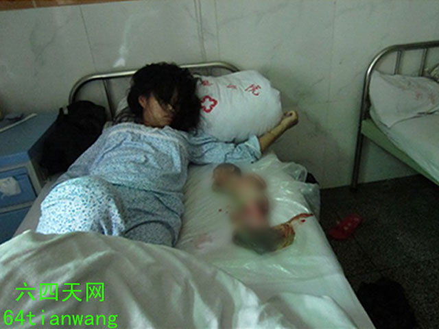 Фотография ребенка, предположительно ставшего жертвой аборта, вызвала волну возмущения в китайской блогосфере