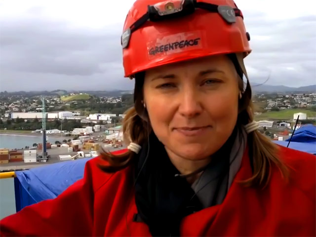44-летняя Лоулесс была арестована в феврале за участие в акции Greenpeace, в ходе которой экологи захватили буровое судно у берегов Новой Зеландии