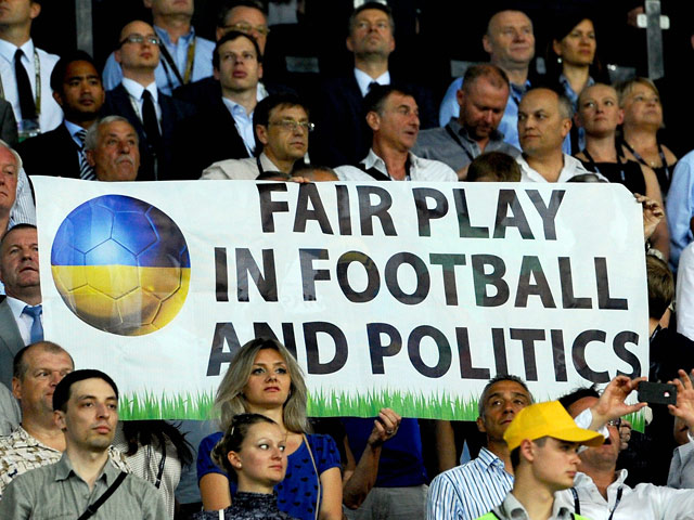 В Харькове Хармс и Шульц 13 июня во время исполнения гимна перед матчем развернули два плаката. На одном было написано "Честная игра в футболе и политике", а на другом - "Свободу всем политическим заключенным"