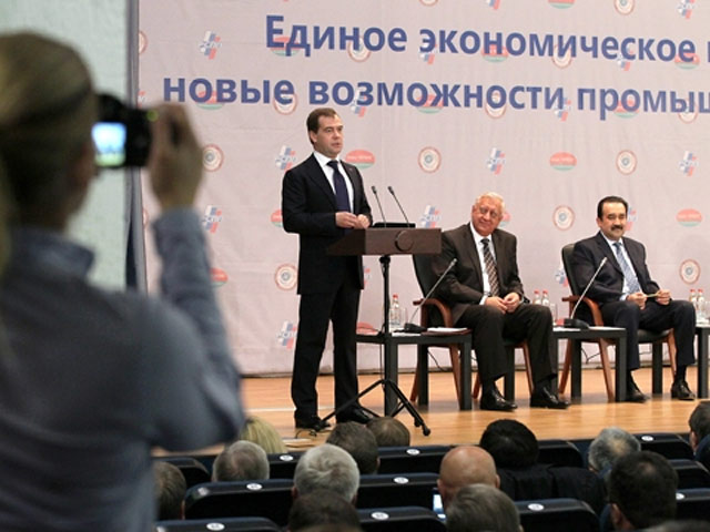 Медведев предлагает "подумать" о единой валюте для Евразийского экономического союза