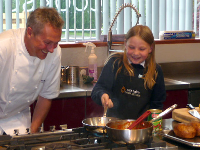 Девятилетней школьнице из Шотландии Марте Пэйн, которая выкладывала в своем блоге фотографии школьных обедов и комментировала их качество, запретили выкладывать снимки еды из столовой