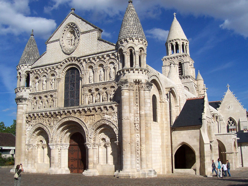 Во французском горорде Пуатье (департамент Вьенна, область Пуату) осквернили  романскую церковь Нотр-Дам-ля-Гранд