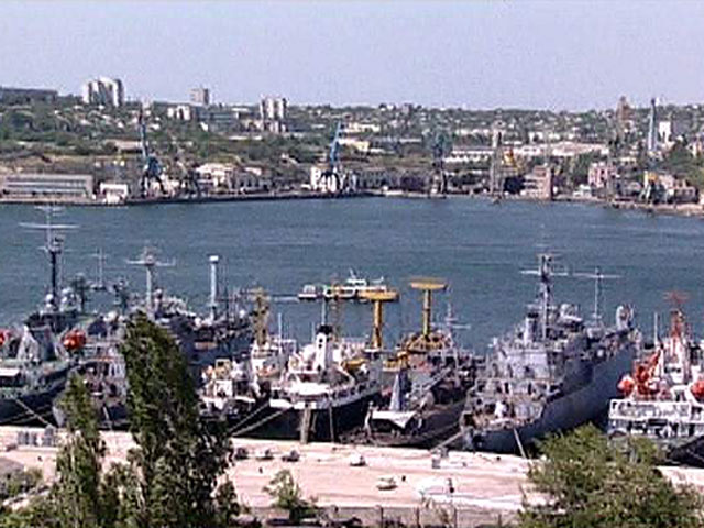 "В полной готовности к выходу в море по команде находятся несколько боевых кораблей Черноморского флота, в том числе большие десантные корабли с подразделениями морской пехоты на борту", - уточнил источник в Генштабе