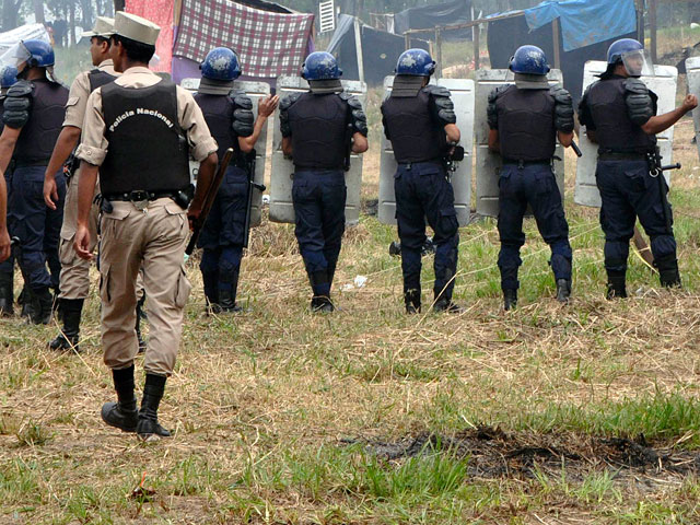 На востоке Парагвая попытка сотрудников правоохранительных органов выселить местных фермеров вылилась в вооруженные столкновения