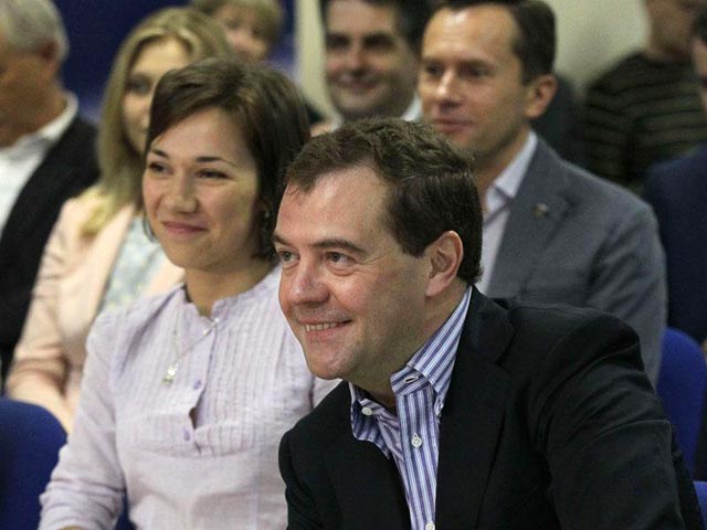 Председатель "Единой России" Дмитрий Медведев призвал единороссов как можно больше общаться с людьми
