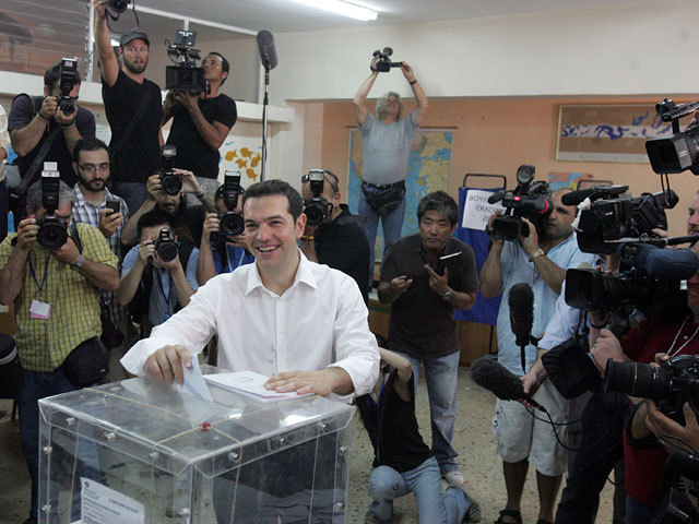 Внимание журналистов было приковано к лидеру леворадикальной коалиции СИРИЗА Алексису Ципрасу, партия которого требует отменить кредитные соглашения с ЕС и МВФ и борется за первенство на выборах
