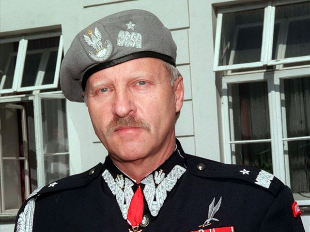 Основатель польского подразделения спецназа GROM Славомир Петелицкий найден мертвым с огнестрельным ранением в голову у себя дома в Варшаве