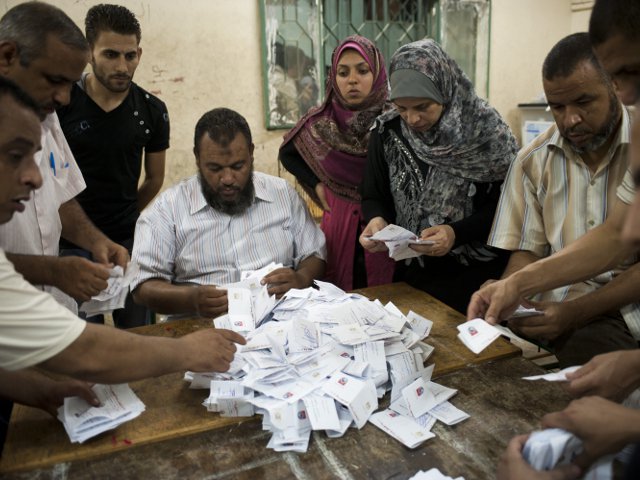 В Египте представители "Братьев-мусульман" заявляют о победе на президентских выборах своего кандидата Мухаммеда Мурси