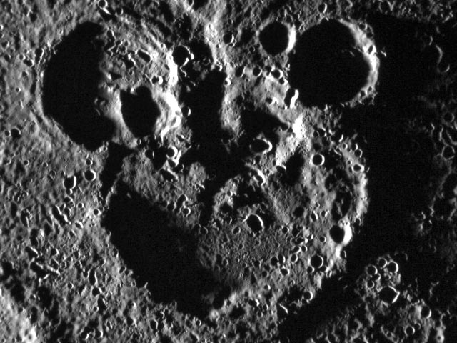 Зонд американского космического агентства NASA Messenger, запущенный в 2004 году и с марта 2011 года исследующий Меркурий, запечатлел на поверхности планеты силуэт Микки Мауса