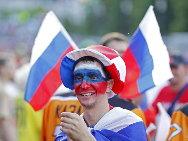 В Польше задержали российских фанатов с фальшивыми усами и пейсами