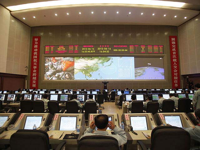 Китайский пилотируемый космический корабль "Шэньчжоу-9", стартовавший в минувшую субботу с космодрома Цзюцюань в провинции Ганьсу, в понедельник успешно состыковался с орбитальным модулем "Тяньгун-1" ("Небесный чертог") после двух суток полета