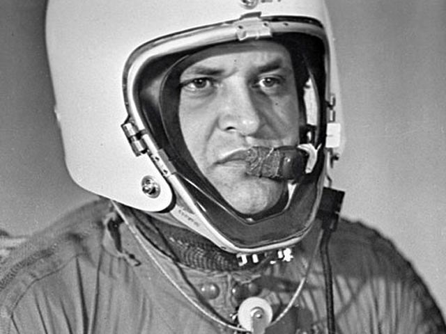 Сотрудник ЦРУ летчик Фрэнсис Гари Пауэрс, пилотировавший сбитый над Уралом 1 мая 1960 года американский самолет-шпион U-2, посмертно награжден Серебряной Звездой
