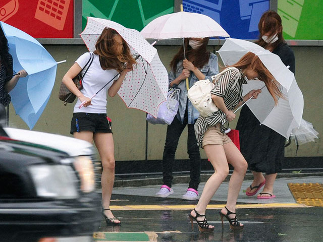 В Японии, по сообщениям местных СМИ, появился первый погибший в результате обрушившегося на западные районы страны тайфун "Гучол"