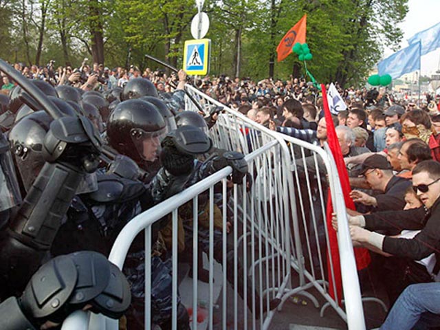 До 12 человек вырастет во вторник число обвиняемых, арестованных по уголовному делу о массовых беспорядках на Болотной площади в Москве 6 мая во время протестной акции, рапортует Следственный комитет России