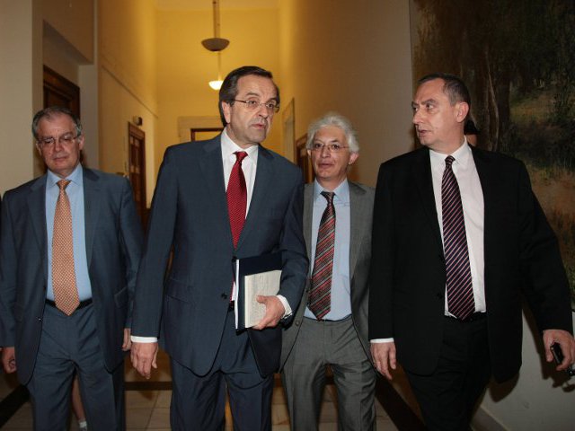 Члены греческой партии Демократические левые отказались войти в состав нового коалиционного кабинета, однако готовы поддержать его в парламенте во время вынесения вотума доверия правительству