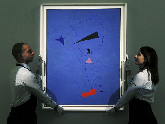 Работа под названием "Картина (Голубая звезда)" абстракциониста Хоана Миро ушла с молотка на лондонском аукционе Sotheby's во вторник за 23,6 млн фунтов стерлингов