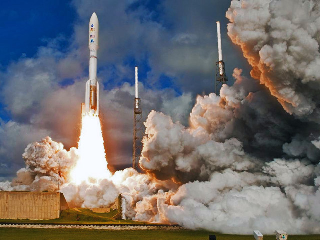 С авиабазы ВВС США на мысе Канаверал (штат Флорида) запущена ракета Atlas V, которая должна вывести на орбиту сверхсекретный разведывательный спутник