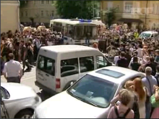 Возле здания суда собрались несколько сотен человек - как сторонников, так и противников Pussy Piot