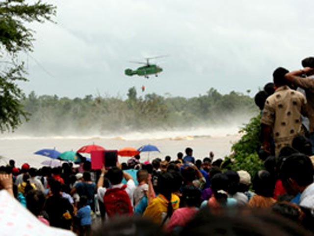 Вертолеты Ка-29 советского производства, стоящие на вооружении сухопутных войск Лаоса в провинции Чампассак, привлечены к спасению упавшего в реку Меконг двухсотлетнего дерева, которое местные жители считают священным