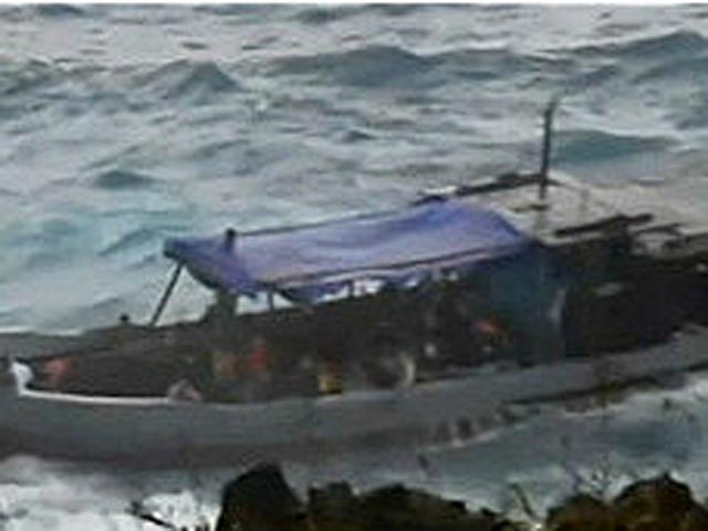 В индонезийских водах Индийского океана неподалеку от Острова Рождества, который является территорией Австралии, перевернулось судно с беженцами, на борту которого было около 200 человек