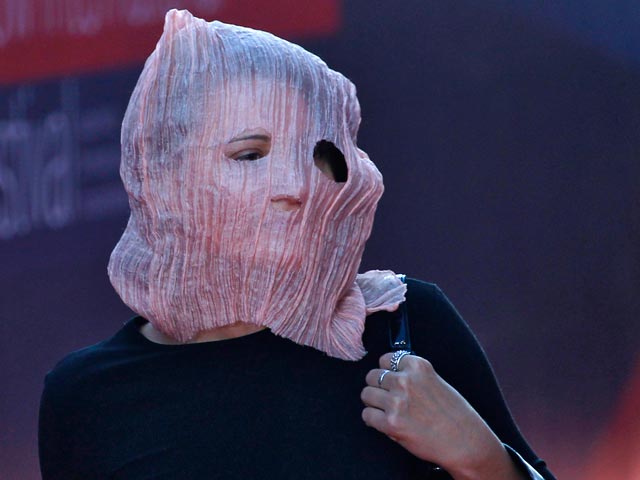 Пожалуй, одним из самых популярных в СМИ моментов стало появление на звездной дорожке женщины маске, подобной той, что были на головах у участниц группы Pussy Riot
