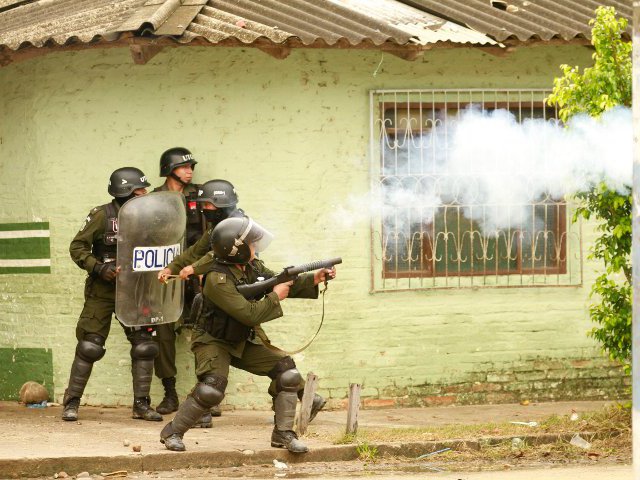 В Боливии 30 сотрудников полицейского спецподразделения захватили казармы в 100 метрах от президентского дворца в Ла-Пасе