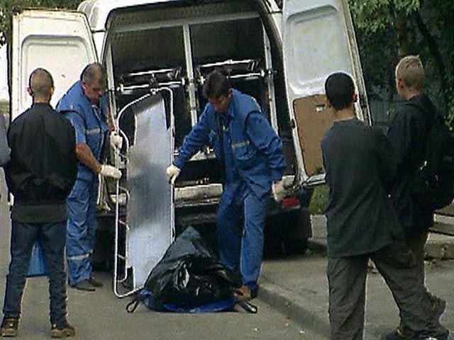 Молодой москвич найден мертвым на улице под окнами своего дома вместе с многокилограммовыми дисками от штанги