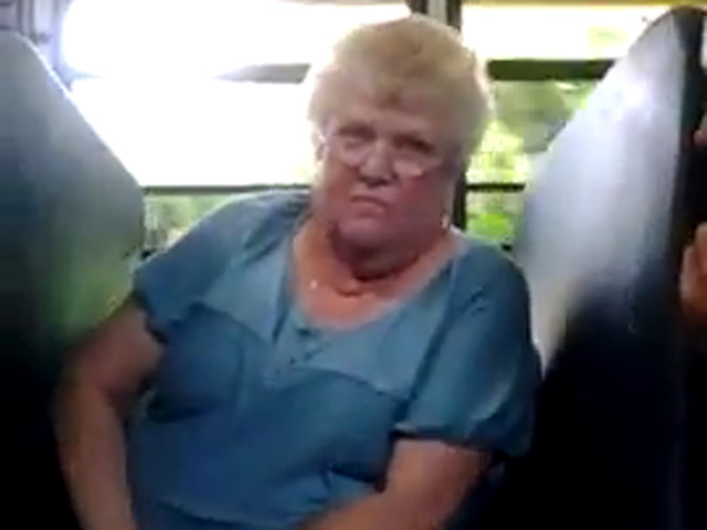 Пользователи интернета собрали больше 400 тысяч долларов для 68-летней женщины-кондуктора школьного автобуса из города Рочестер в штате Нью-Йорк, издевательства подростков над которой потрясли интернет