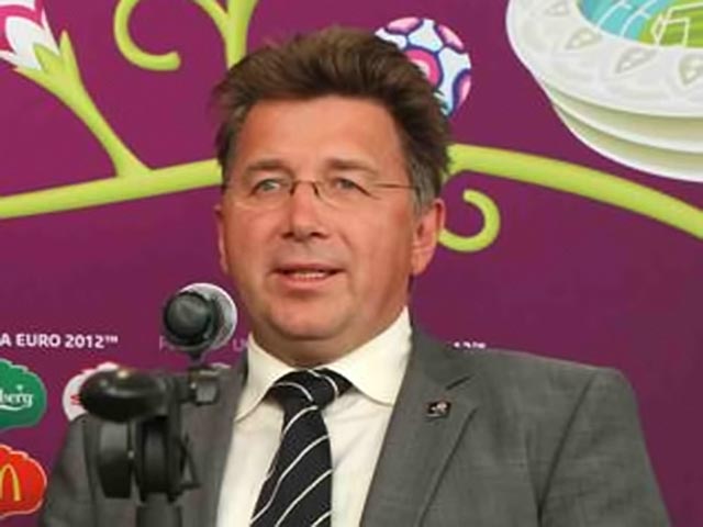 Организаторы Евро-2012 ожидают получить около одного миллиарда евро в качестве доходов от проведения чемпионата Европы по футболу, об этом сообщил журналистам директор турнира Мартин Каллен