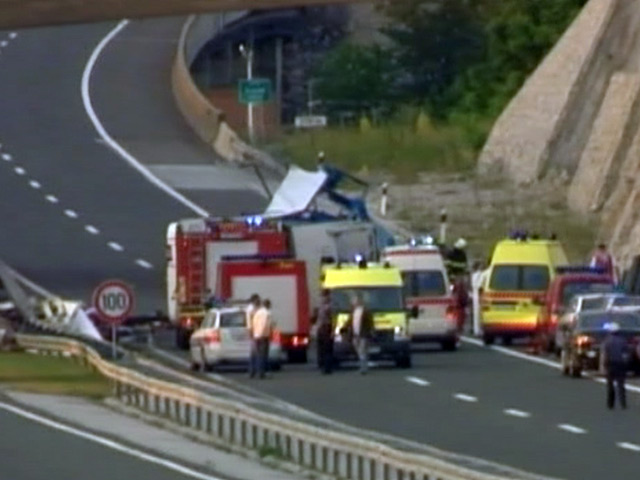 По меньшей мере, семь человек погибли и еще 44 получили травмы в результате катастрофы чешского автобуса близ автомобильного тоннеля "Свети-Рок" в Хорватии