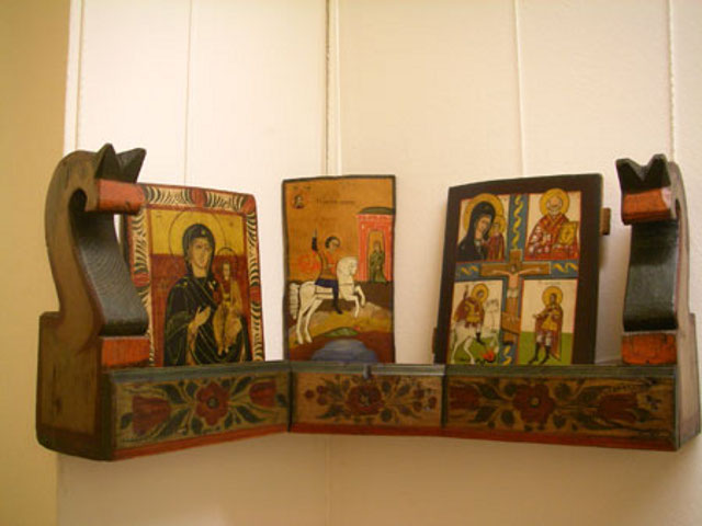 Иконы, созданные бесхитростными "богомазами", играли огромную роль в жизни русского народа, отражая основополагающие представления о святом и прекрасном, отмечают исследователи