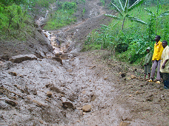 Около 100 человек оказались погребены в понедельник под слоем грязи в результате схода оползня на востоке Уганды