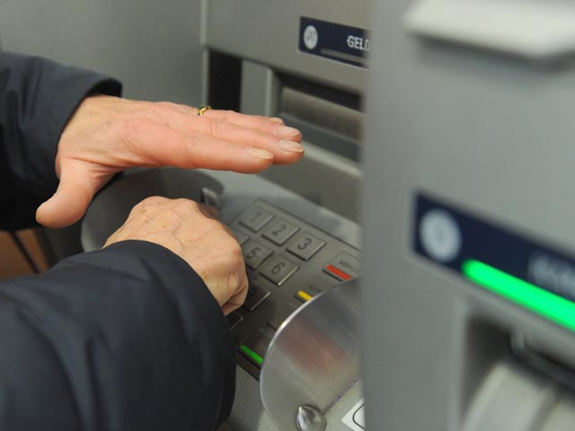 С 1 июля владельцы пластиковых карт не смогут снимать с них валютную наличность в любых банкоматах и кассах банковв России - только в тех, к которым они прикреплены