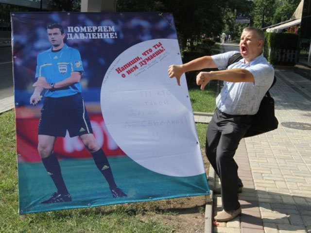 В Донецке пишут пожелания арбитру Кашшаи, который не засчитал гол в ворота англичан 