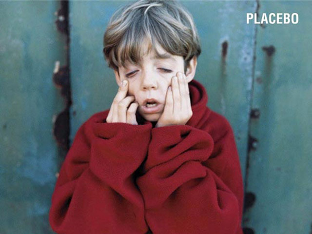 Мальчик с обложки Placebo подал в суд за "разрушенную жизнь"