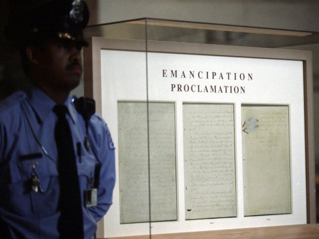 Одна из немногих уцелевших копий Прокламации об освобождении рабов, подписанная Авраамом Линкольном, продана с аукциона в Нью-Йорке за 2,1 млн долларов