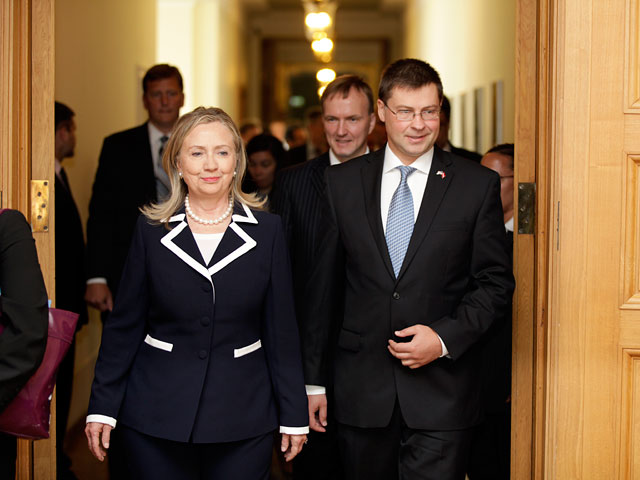 Парадные двери, ведущие в здание правительства Латвии, пришлось сломать из-за госсекретаря США Хиллари Клинтон, которая в четверг прибыла в Латвию с однодневным визитом
