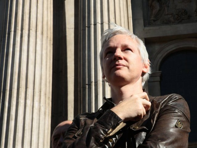 Власти Великобритании начали процесс выдачи основателя организации Wikileaks Джулиана Ассанжа в Швецию, где он подозревается в сексуальных преступлениях. Ему была передана повестка с требованием явиться в полицейский участок