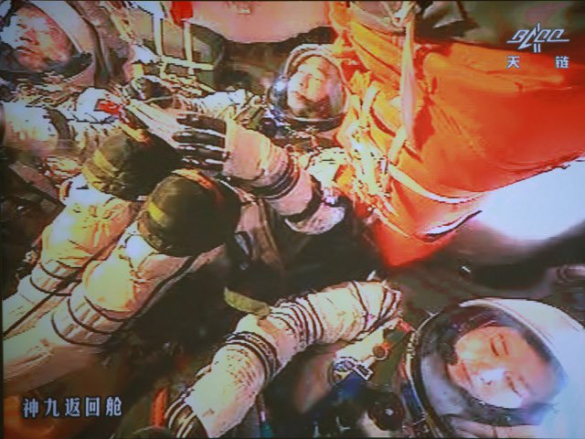 Возвращаемый модуль китайского пилотируемого космического корабля "Шэньчжоу-9" ("Священный челн-9") сегодня в 06:00 мск совершил посадку в автономном районе Внутренняя Монголия на севере Китая