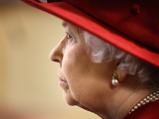 Королева Елизавета II впервые за 60 лет правления посетила католический храм
