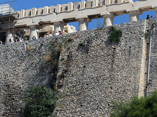 В минувший четверг в Греции мужчина сбросился с афинского Акрополя и скончался, пролетев более 100 метров