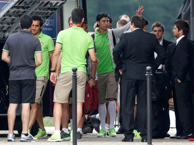 Сборная Португалии по футболу покидает базу в польской Опаленице, 28 июня 2012 года