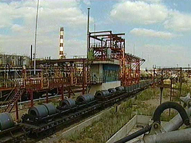 Авария на Московском нефтеперерабатывающем заводе (НПЗ) "Газпром нефти", крупнейшего поставщика топлива в регион, грозит дефицитом нефтепродуктов Москве и области, а также ростом цен на бензин