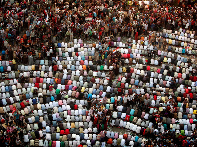 Избранный президент Египта Мухаммед Мурси принес в пятницу символическую присягу перед десятками тысяч своих сторонников на каирской площади Тахрир