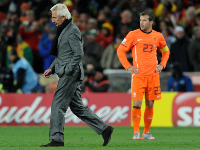 СМИ: Тренер сборной Голландии хотел поколотить Ван дер Варта за плохую игру 