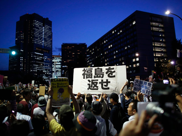 У подходов к АЭС собираются толпы протестующих против запуска реактора. Ранее многотысячный протест прошел у канцелярии премьер-министра Японии Йосихико Ноды