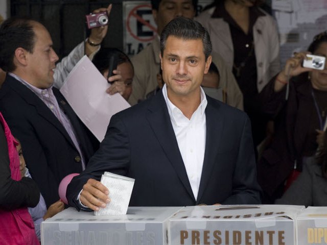 Оппозиционный кандидат Энрике Пенья Ньето, по данным exit-polls, побеждает на выборах главы государства в Мексике