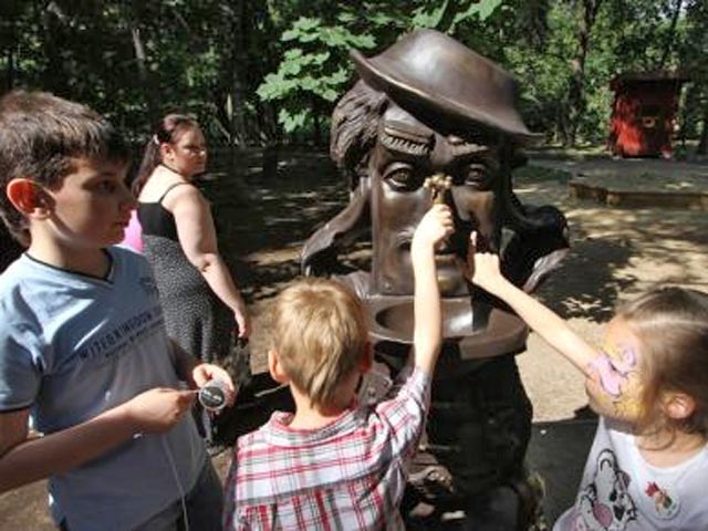 В московском парке "Сокольники" открыли памятник Мойдодыру